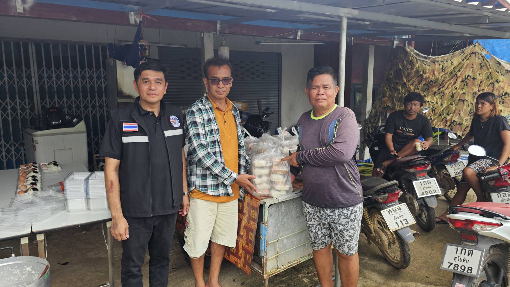 รวมน้ำใจ ตั้งโรงครัวประกอบอาหารเพื่อช่วยเหลือผู้ประสบภัยน้ำท่วม