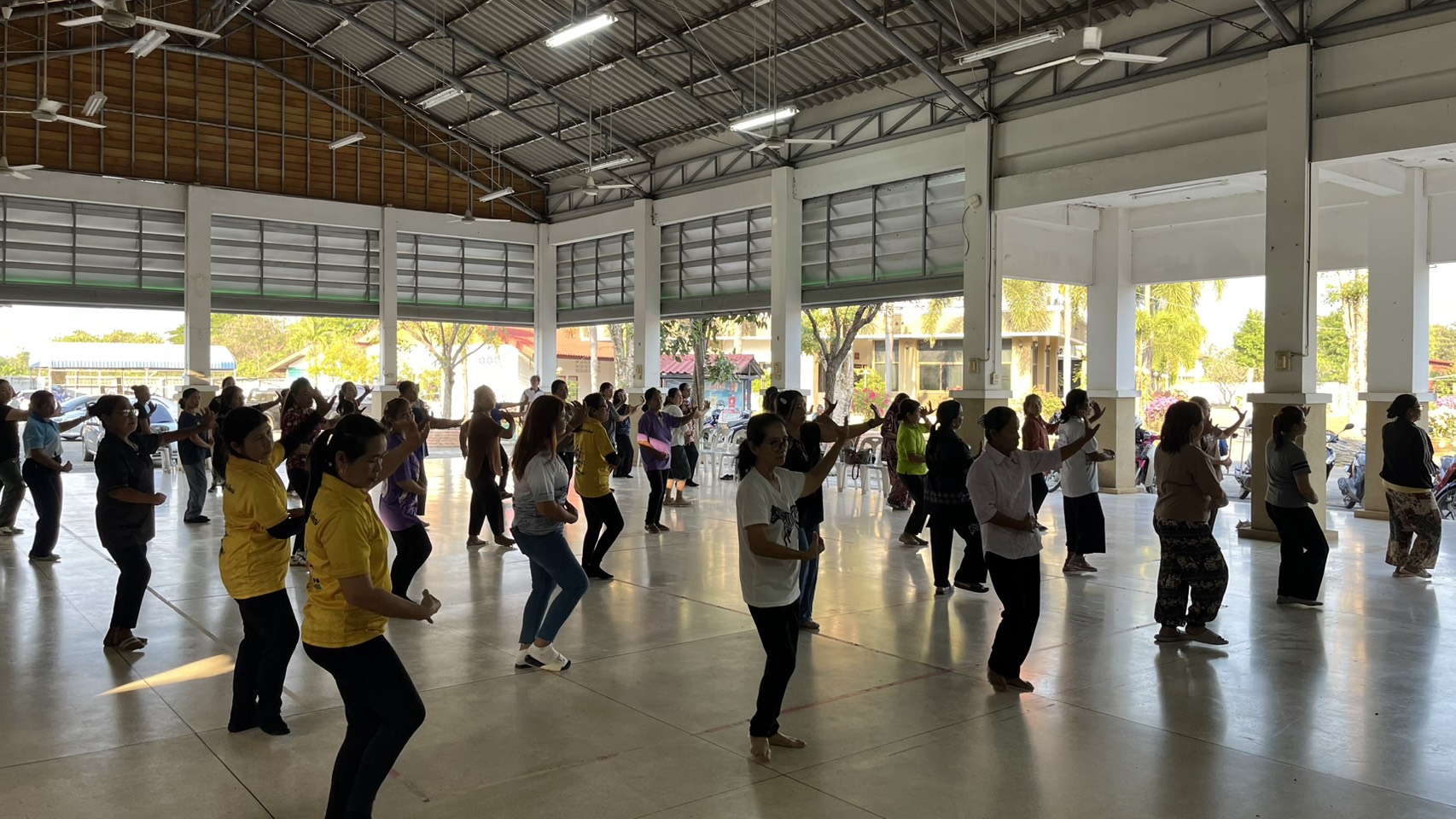 สตรีอำเภอศรีสำโรงร่วมกันซ้อมรำงานพระแม่ย่า ประจำปี 2569