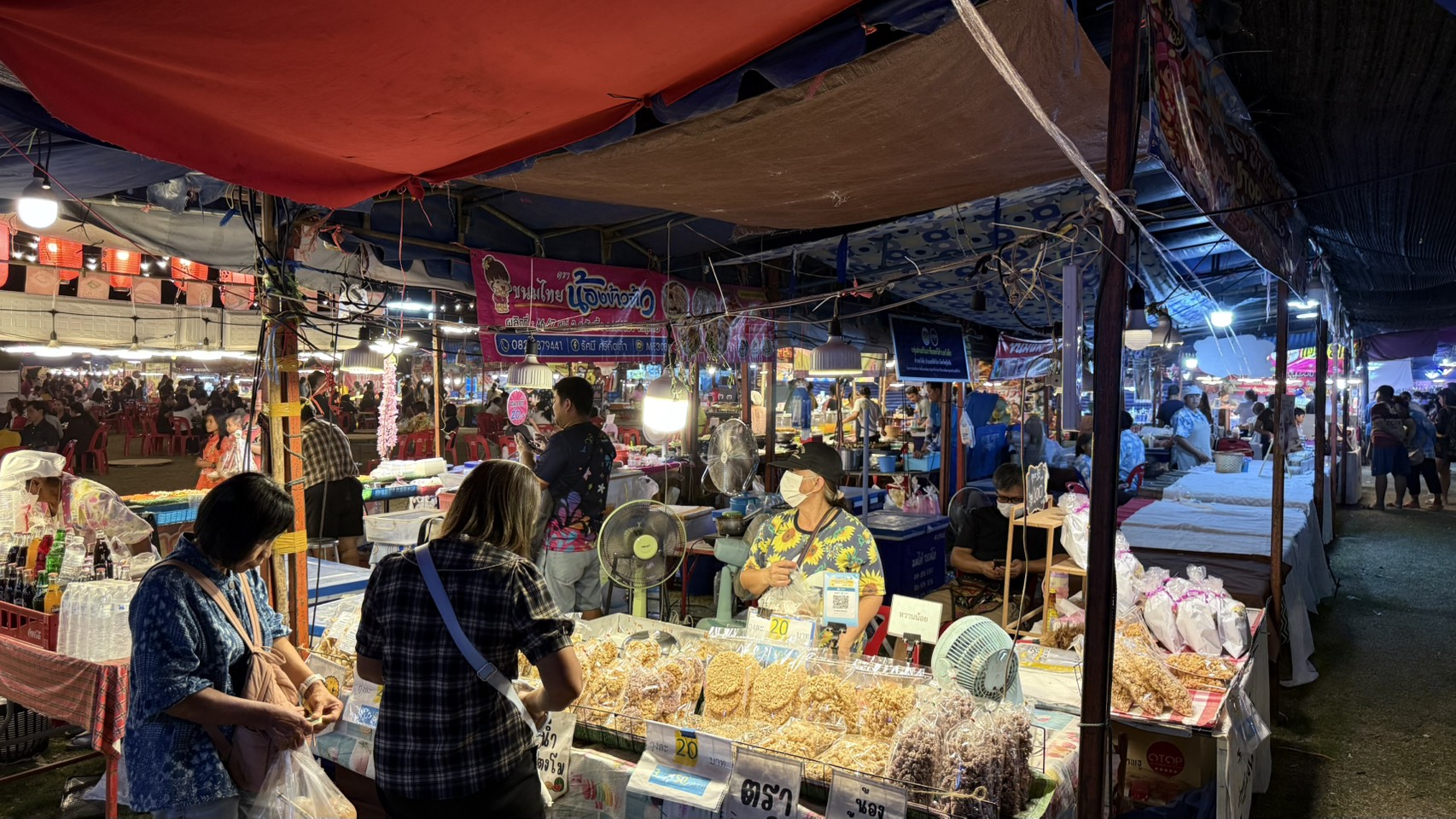  เครือข่าย OTOP อำเภอศรีสำโรง จัดบูธจำหน่ายสินค้า ในงานทรงน้ำพระดังประจำปี (วันที่4)