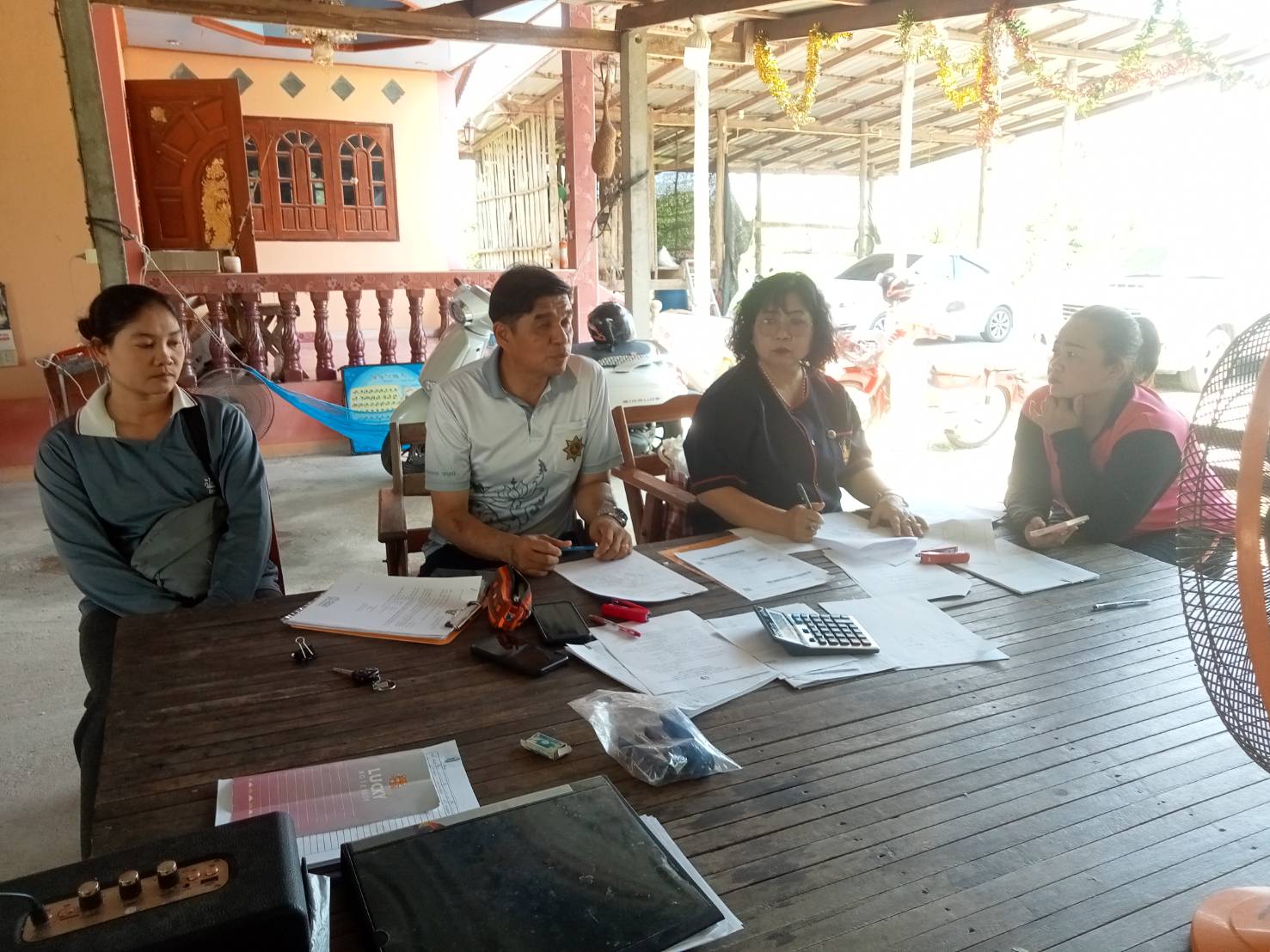 พัฒนาการอำเภอศรีสำโรง ลงพื้นที่ติดตามการปรับโครงสร้างหนี้กองทุนพัฒนาบทบาทสตรี