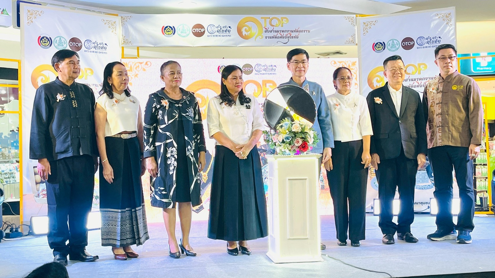 เปิดกิจกรรม “งานสืบสานมรดกงานหัตถกรรม งานหัตถศิลป์สุโขทัย” ตามโครงการพัฒนาด้านอุตสาหกรรม การค้าการลงทุน กิจกรรมหลักการจัดงานมหกรรมสืบสานมรดกงานหัตถกรรม งานหัตถศิลป์สุโขทัยสู่ตลาดภูมิภาค ครั้งที่ 2