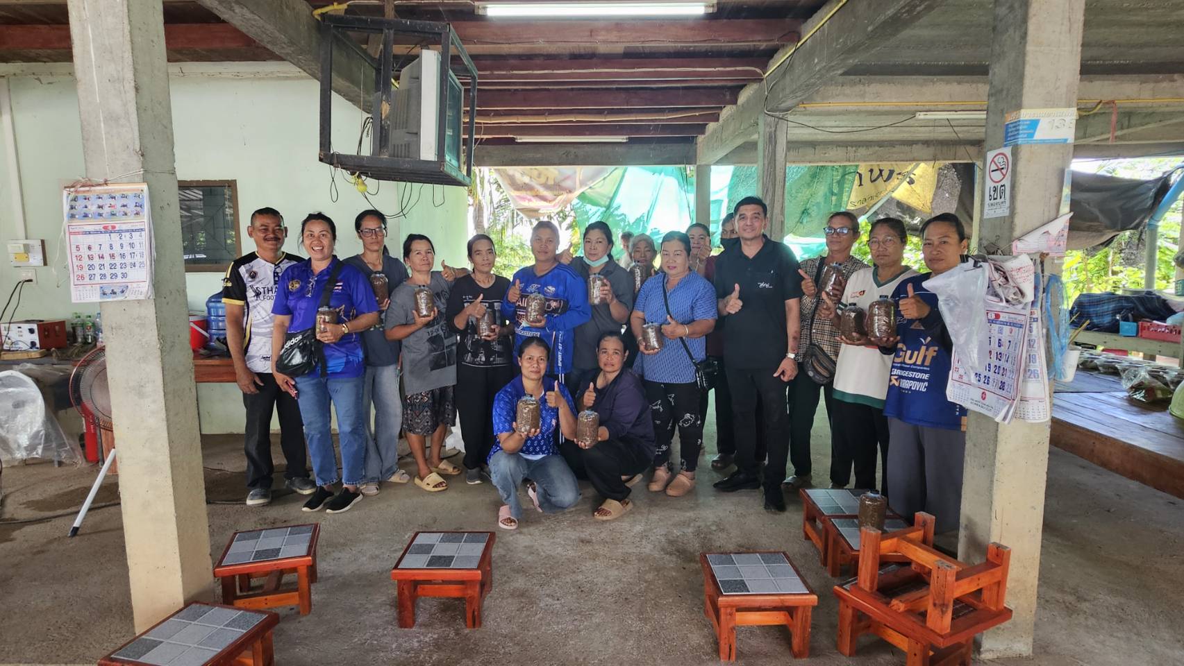 สนับสนุนการขับเคลื่อนกิจกรรมตามแผนพัฒนาตำบลราวต้นจันทร์ ฝึกอาชีพสตรี “การทำก้อนเชื้อเห็ดนางฟ้า”