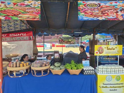 เครือข่าย OTOP อำเภอศรีสำโรง จัดบูธจำหน่ายสินค้า ในงานทรงน้ำพระดังประจำปี