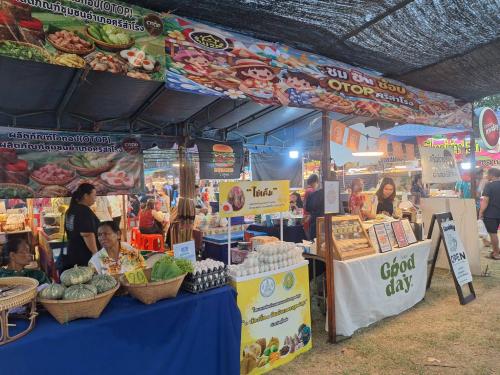  เครือข่าย OTOP อำเภอศรีสำโรง จัดบูธจำหน่ายสินค้า ในงานทรงน้ำพระดังประจำปี (วันที่1)